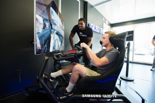 삼성전자는 미국 소비자들을 대상으로 QLED TV를 체험해볼 수 있는 체험존을 운영한다고 10일 밝혔다. 한 소비자가 QLED TV를 이용해 게임을 하고 있다. <삼성전자 제공>